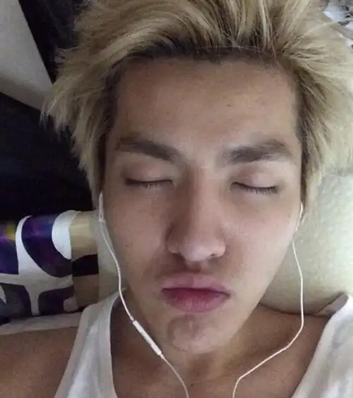 吴亦凡私房照曝光撅嘴卖萌秀身材