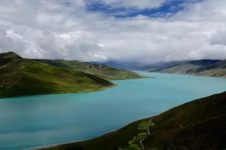 西藏著名风景区——羊湖风光.