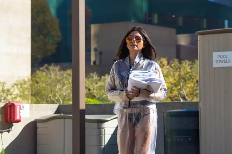 来自美国的全透明衣服:有人敢穿着上街吗?