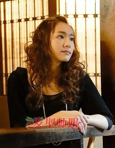 小卷螺旋烫长发小卷的螺旋卷发是不是看上去也颇为有空气感呢?