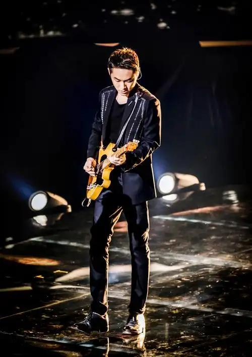 梁博回归《中国新歌声》 携乐队与原创兑现五年承诺