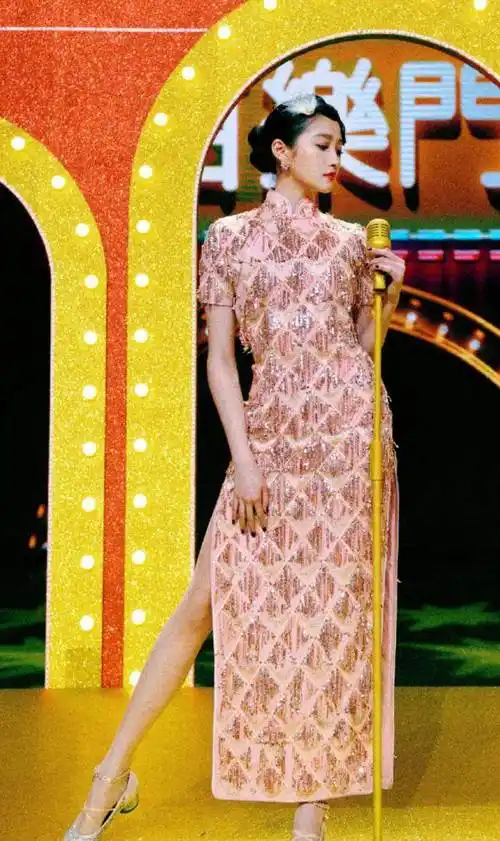 关晓彤穿旗袍上台跳舞,把腿伸长的那一刻,这腿得买保险了吧?