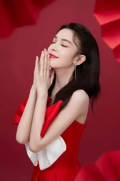 陈瑶穿大蝴蝶结红裙,皓齿星眸,肌如凝脂,太漂亮了_玫瑰_作品_飞吻