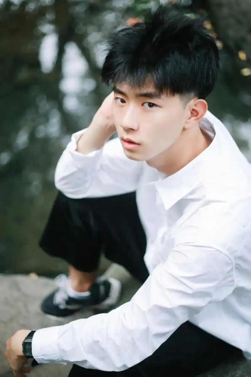 帅哥# 穿白衬衣的男生总是让人无法抗拒