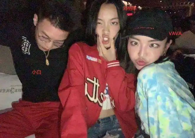 此外他还是说唱歌手刘柏辛的圈内男友,虽有分手传闻