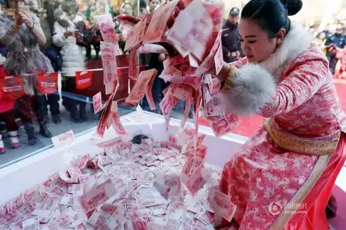杭州景区给游客派发年终奖百万大钞满天飞图