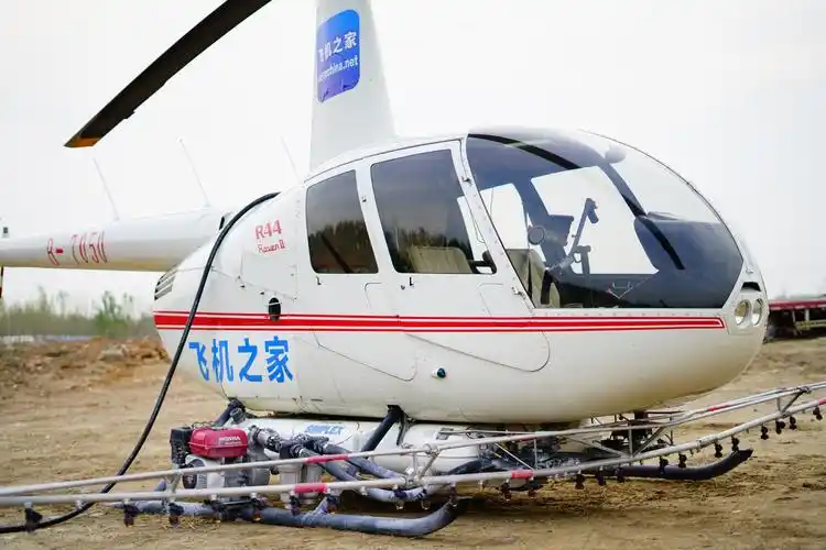 山东济南一架400万直升机打药防治春尺蠖