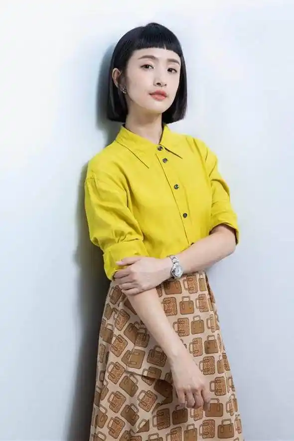 38岁林依晨真的嫩,齐肩短发配眉上刘海可爱减龄,素颜不输小姑娘