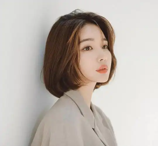 日系短发  #今日发型  #圆脸发型推荐  作为时尚界里的常青树,波波