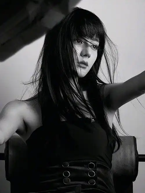 迪丽热巴的齐刘海造型某种程度上缓和了鼻子量感过大所带来的男相感