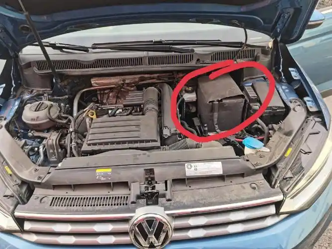 之后就是拆除安装电瓶的底座支架了,取掉之后电瓶就可以拿出来了,这个