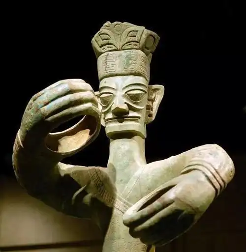 高大华丽的三星堆青铜立人像手势那么奇怪原来拿的究竟是什么