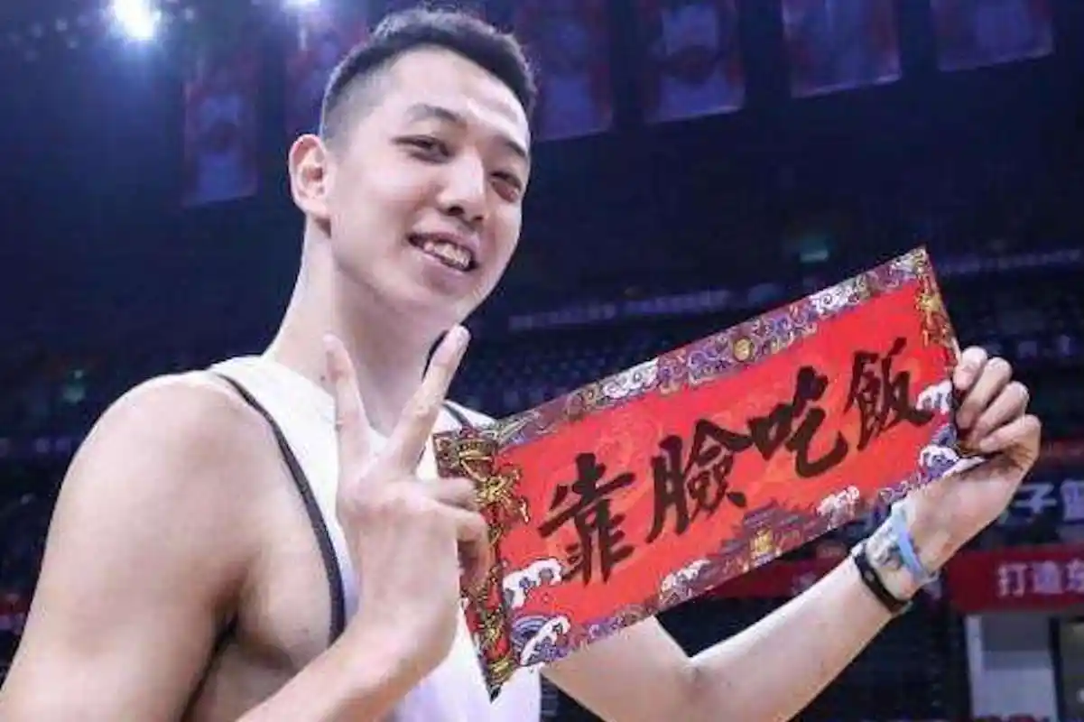 最后16天,小易建联755天国家队生涯结束,当年和老詹1v1斗牛!_沈梓捷