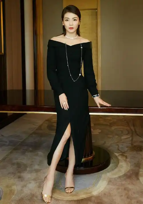 刘涛41岁不减美貌黑西装搭渐变色阔腿牛仔裤古铜耳饰优雅复古