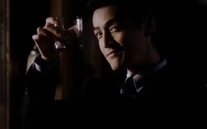 论跨年举杯还得是胡歌,王家卫的《繁花》里,胡歌的每一帧都是壁纸