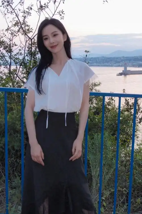 刘诗诗穿白色v领搭黑色长裙 淡淡微笑气质温婉优雅