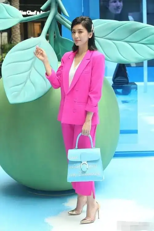 贾静雯出席活动完美驾驭各种风格,牛奶皮肤惹人羡慕