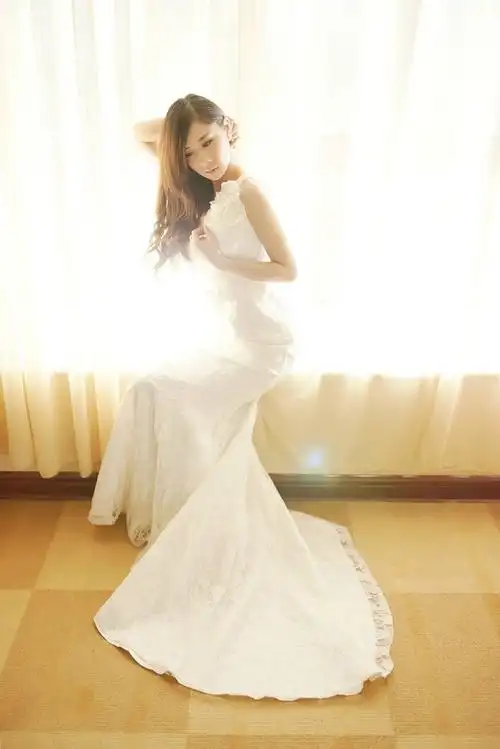 幸福女的室内唯美婚纱写真_唯美写真_4493美女图片