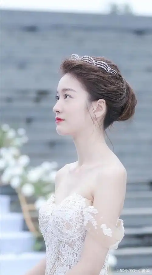 《泡沫之夏》张雪迎九个造型,原著"海藻般的头发"就是这样的吧