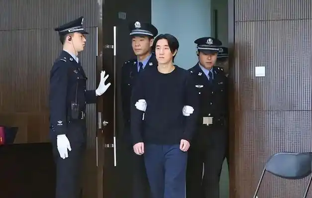 吴亦凡踩缝纫机不算啥?盘点明星入狱悲惨状况,一位衣服被扒光