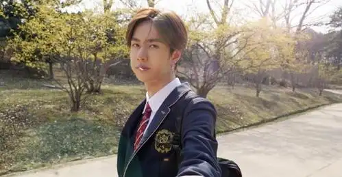 王一博早前节目照,穿黑色英伦风西装校服,中分发型,最帅校草!