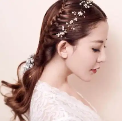 新娘子,一款结合了花样发型diy的半披编发发型,点缀上白色的韩式花朵