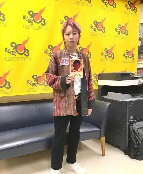 窦靖童的时尚真难理解禅修外套配紫色短发下巴纹身很另类