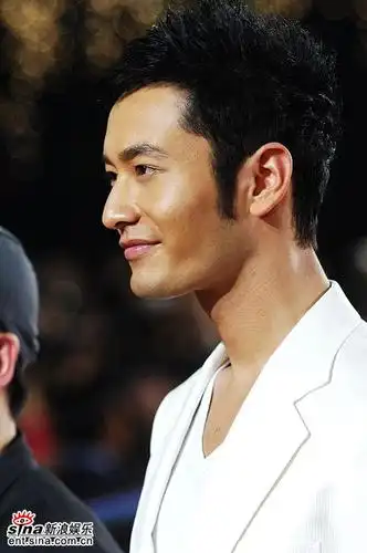 图文:上海电影节开幕-黄晓明侧面特写