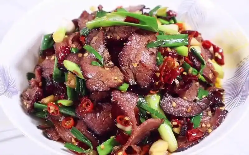 【湘菜】湖南特色菜,高端湘菜馆必备的一道家常菜,大蒜腊牛肉,赶紧