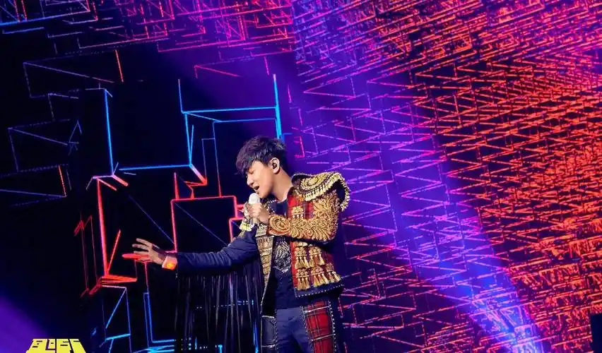 jj林俊杰今晚8点举办首场线上售票演唱会,云端献上「圣所finale」终点