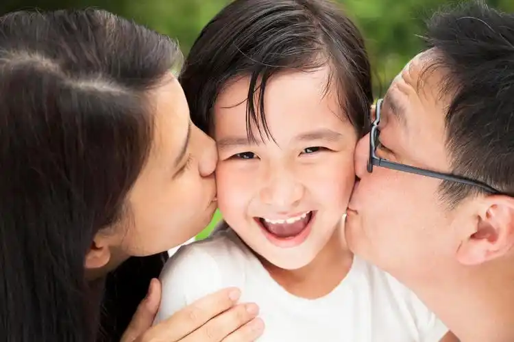 快乐接吻的亚洲家庭一家三口