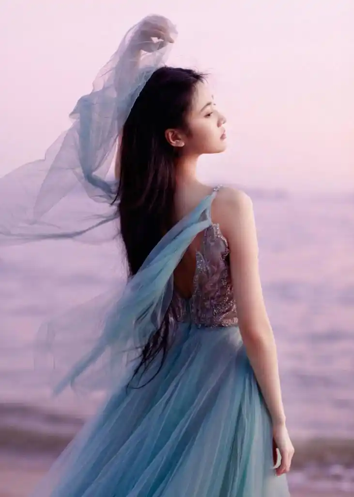 张慧雯发布金鸡奖闭幕式造型 蓝色人鱼礼服梦幻迷人