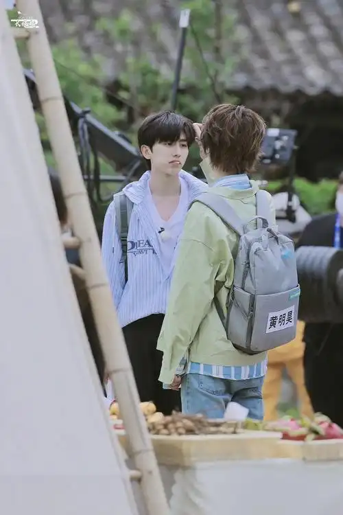 新图黄明昊给蔡徐坤整理头发