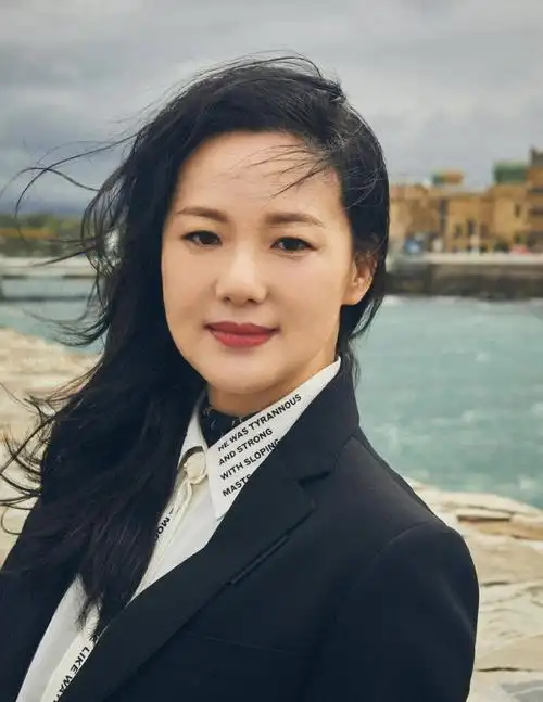 所爱的人忠诚不渝的布邑斓,经过咏梅的演绎,可以说风采超过了男女主角