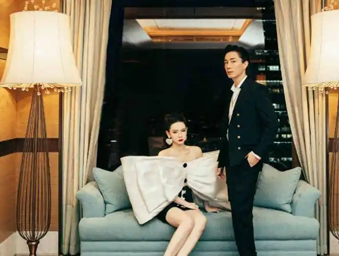 戚薇李承铉携女儿出行,一家三口穿潮装超有范,8岁lucky身高喜人_夫妻