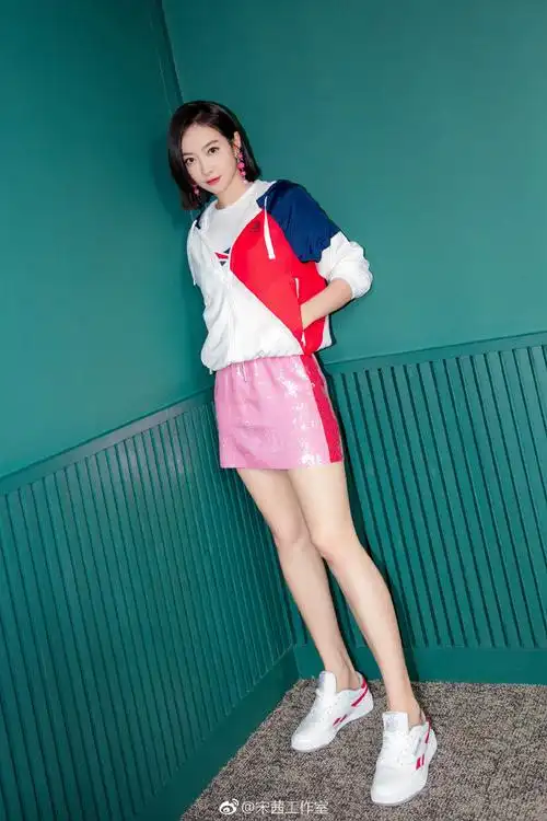 宋茜男友风球衣#,红黑条纹球衣搭配黑色皮裤就很酷,oversize运动风