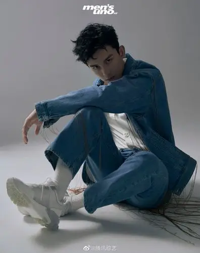 吴磊leo 大片造型清新洒脱,薄荷绿元素单品散发着浓浓春日气息