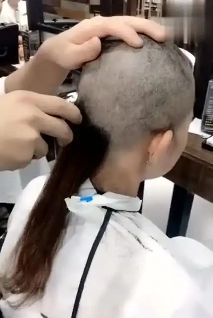 女子去理发店剃光头,今天很流行女孩剃光头啊