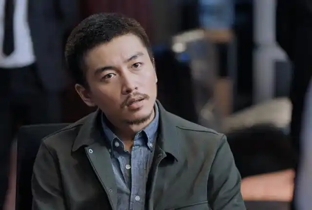 《突围》为何秦小冲如此败落?报社不能回,遭天使嫌弃:自作自受