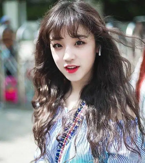 空气刘海才是最适合菱形脸发型 额头窄尖下巴梳轻盈刘海见效快