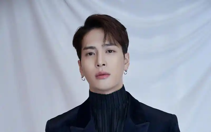 时尚潮流男孩王嘉尔帅气黑色西装迷人写真,港台明星-回车桌面