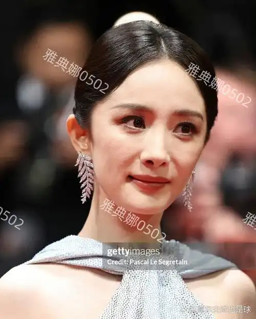 37岁的杨幂在戛纳电影节的生图引发热议,她的眼窝明显凹陷,法令纹深重