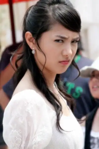 毁童年放羊的星星女主刘荷娜穿婆婆睡裤躺公公腿上