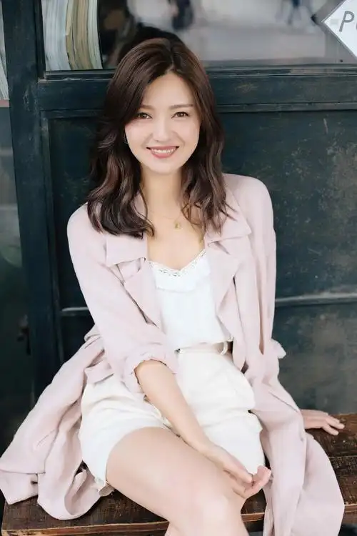 1/ 12 近日,演员傅晶曝光一组最新写真,照片中元气满满的她身穿粉色