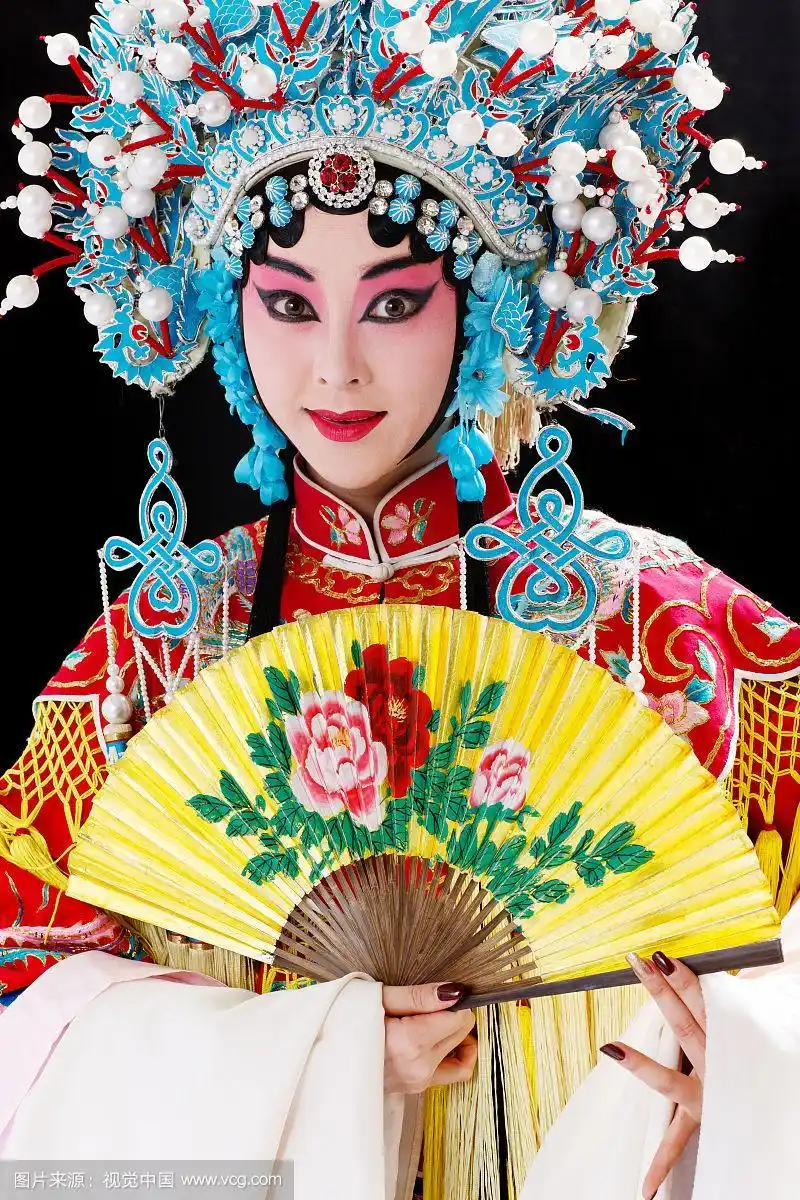 女京剧表演者拿着折扇