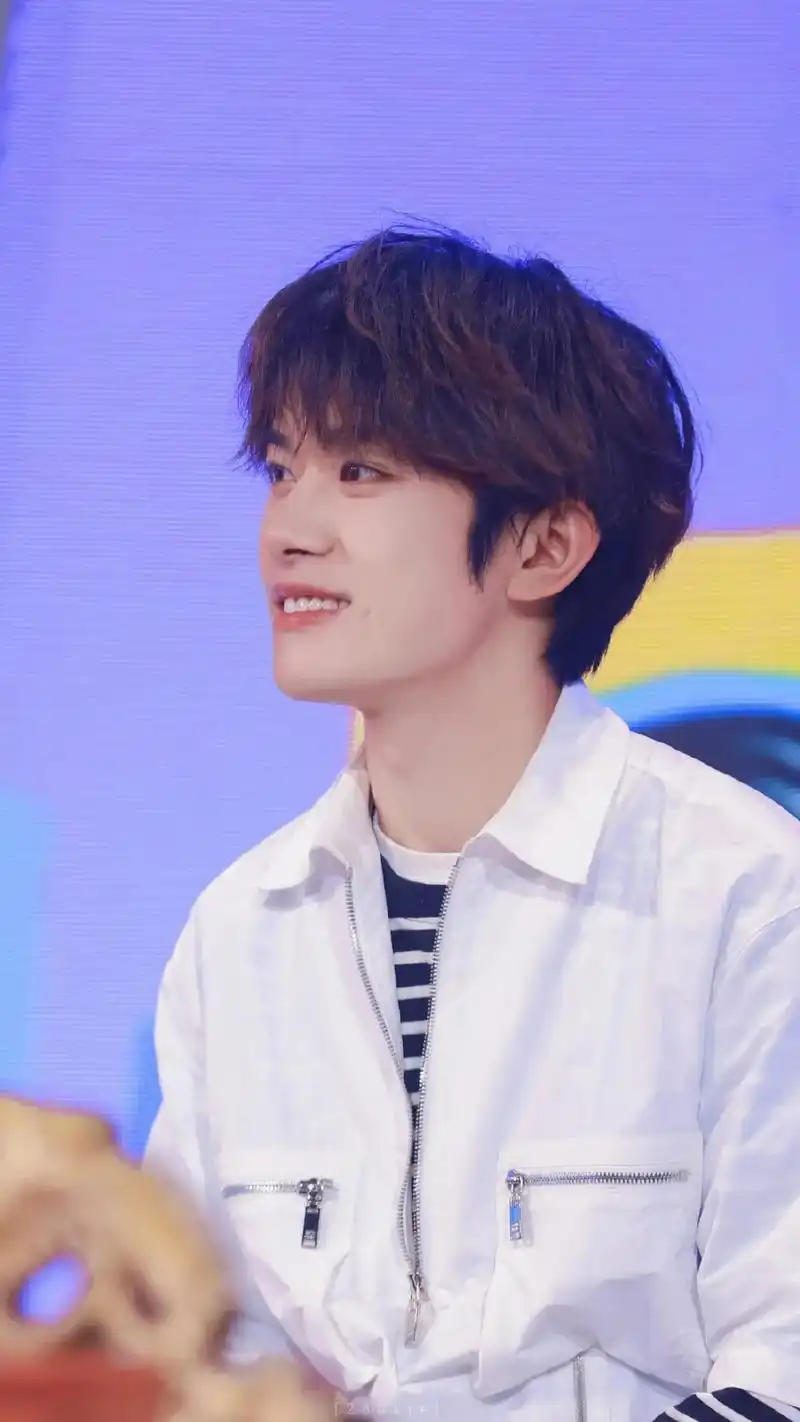 #壁纸 #易烊千玺 梨涡少年易烊千玺🥰 - 抖音