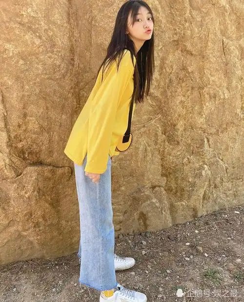 曲芷含很喜欢穿黄色,不管是衣服,还是包包,甚至鞋子和袜子都喜欢黄色