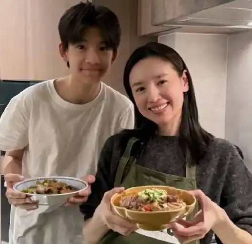 一张近照,曝光董洁出轨王大治后的真实处境,走到今天不怪旁人