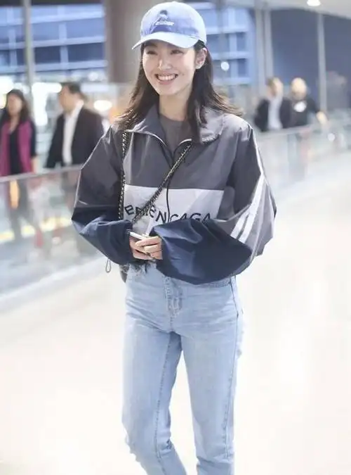 杨采钰戴墨镜酷似刘亦菲,私下穿牛仔裤配棉服走机场,随性又自然_裤子