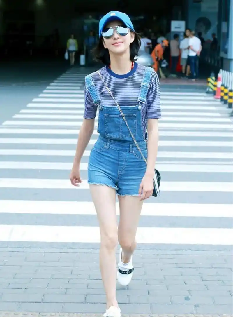 梨涡女神佟丽娅,穿白色短裤搭配彩色泡泡袖,浪漫微笑太治愈